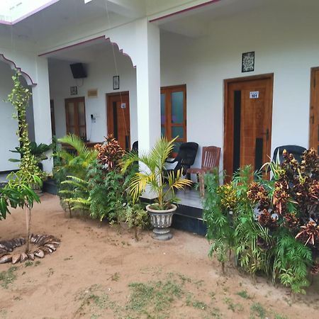 Beach Life Uppuveli Trincomalee Bagian luar foto
